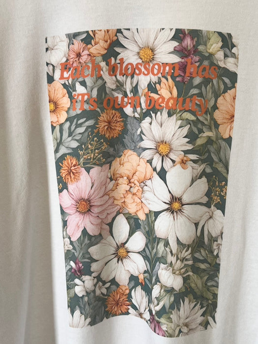 【TEN】Flowerシリーズ　Each Blossom Has Its Own Beauty Tシャツ オーガニックコットン/フロント